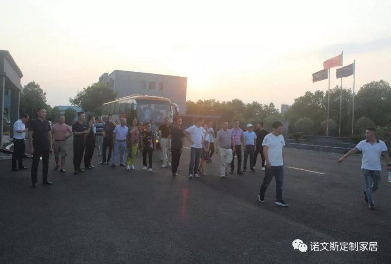 诺文斯衣柜橱柜欢迎全屋定制联合工作委员会莅临考察