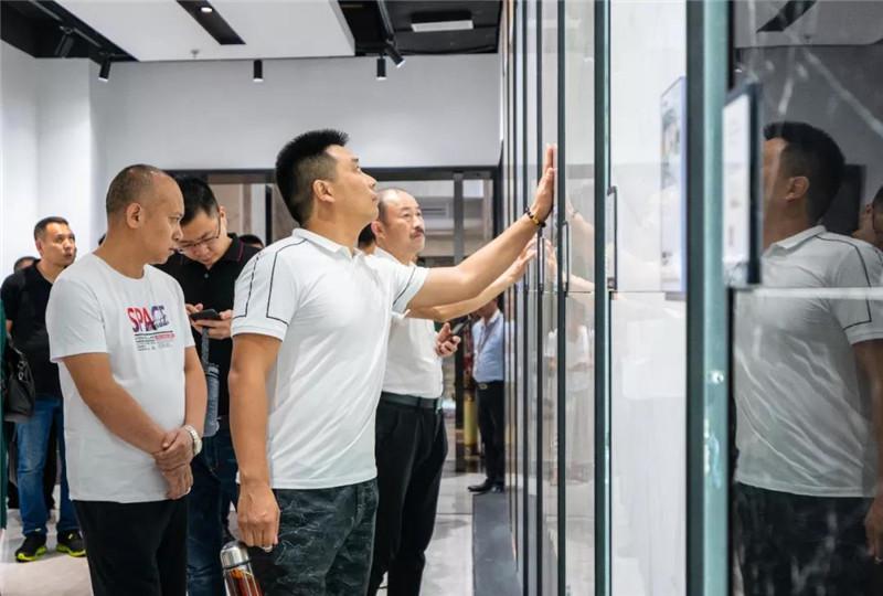 强辉陶瓷迎接郑州家居装饰设计商会考察团莅临参观交流