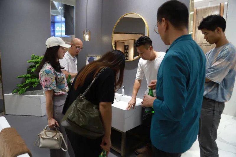 冠珠陶瓷耀世启航 共谱未来新篇章