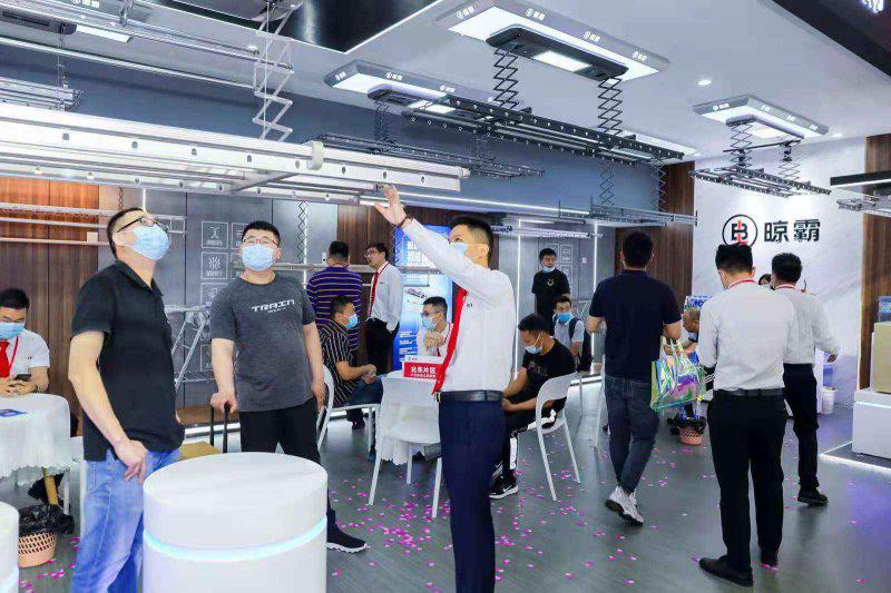 晾霸智能晾衣机亮剑2021上海厨卫展 人气爆棚！