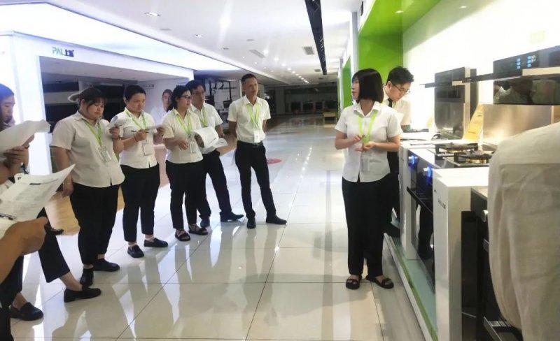 上派集成灶举行产品内训会