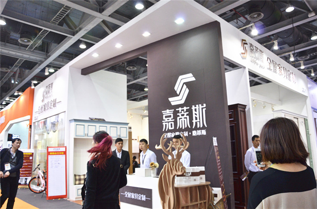 嘉蒂斯巴斯导轨门、折叠门闪亮登场广州衣柜展