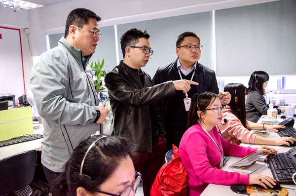 全国工商联家具装饰业商会张传喜会长一行莅临慧亚传媒参观指导