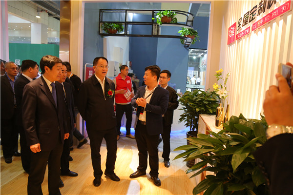 CCTV-发现之旅栏目组逛临沂定制展，在欢乐熊大开眼界