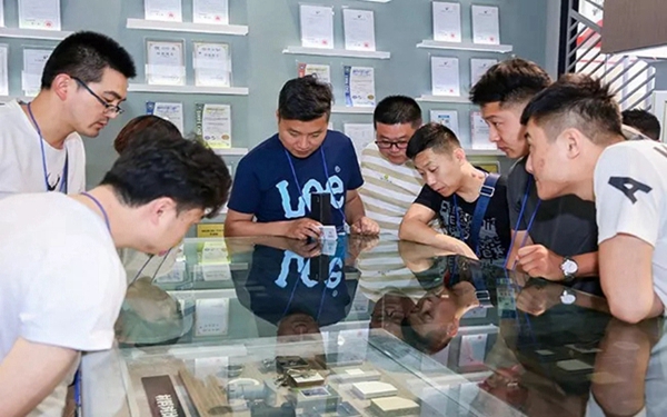 百能不锈钢橱柜完美诠释轻奢主义，参展第二天人气持续上涨！