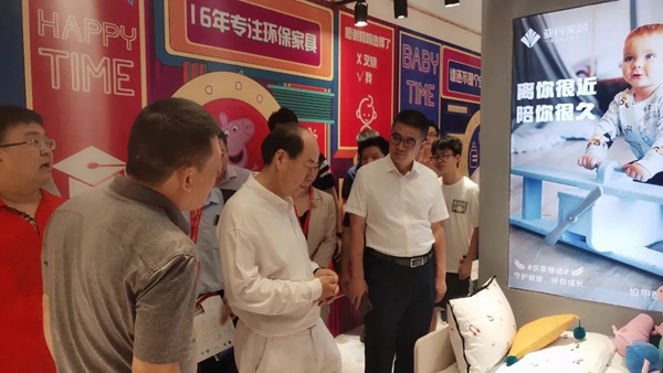 亚丹展厅迎来碧桂园董事局主席一行参观，高品质产品获高度赞扬