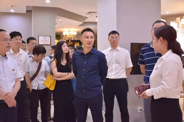 兔宝宝衣柜品牌实力见证，无锡滨湖店迎来无锡政府部门莅临参观