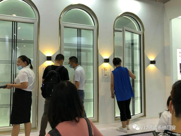 雷拓V12门窗展开经典与创新的绚丽篇章 展馆现场火爆