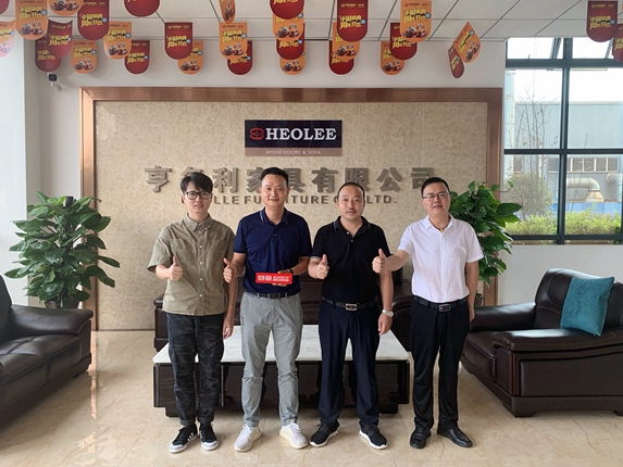 慧亚考察团实地走访亨多利家具，揭秘成功之道！