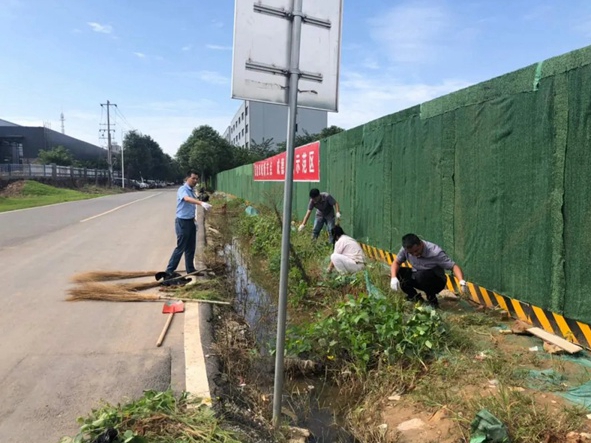 亚度大家居党支部、团支部联合组织开展“义务锄草，营造优美环境”主题党团日活动