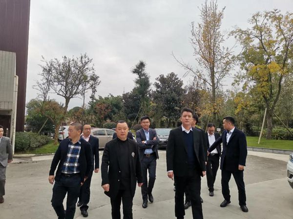 爱就爱全屋定制：秋季家居易变形？保养指南学起来！
