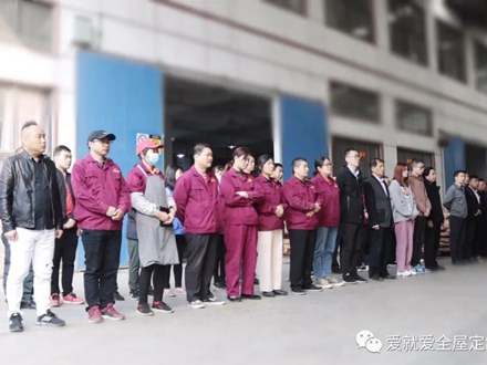 爱就爱全屋定制召开生产车间晨会：同心合力齐奋战，严控细节保生产