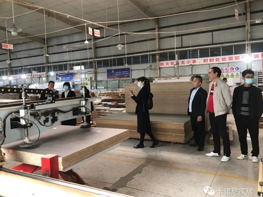 乐山经销商梁总携员工到卡诺尼定制衣柜工厂参观学习