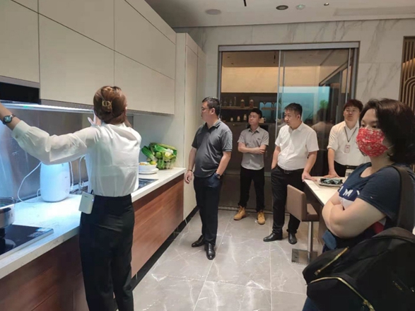 LA’BOBO全岩板家居领导一行考察宝思派智能家居
