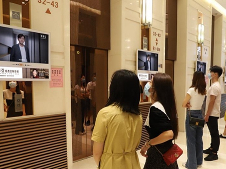 索菲亚牵手代言人邓伦霸屏全国百城分众楼宇，引爆3亿都市主流人群！