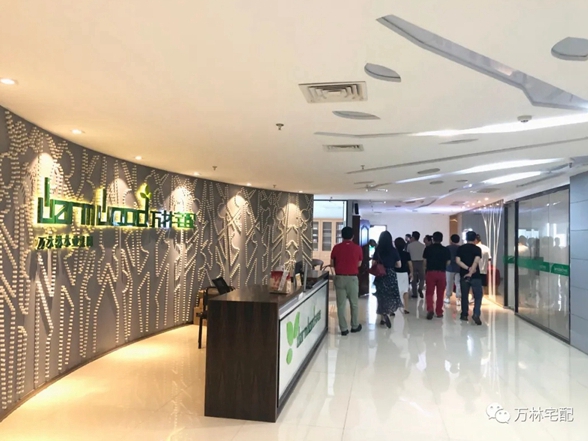 建瓯商会一行莅临万林宅配全屋香醇实木定制考察指导
