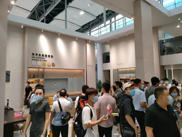 首日盛况丨广州建博会盛大开幕，亚丹家居生态风风靡全场！
