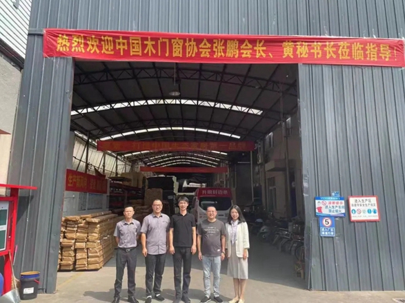 中国木材与木制品流通协会领导莅临优雅诺木门参观考察