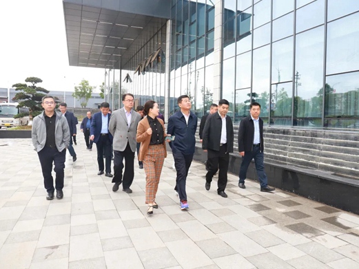 重庆大足区区委陈书记一行莅临奢匠全屋定制参观考察