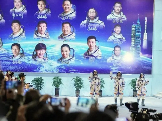 祝贺神舟十三号发射圆满成功！轩尼斯门窗受邀赴东风航天城观礼