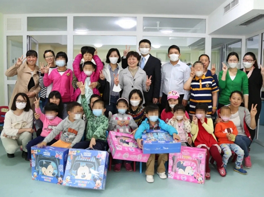 爱心义卖 情暖校园丨亚丹家居支持慈善义卖 为合成小学捐赠爱心善款