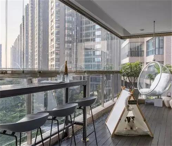 福临门世家门窗：封个窗，在阳台靠窗位置装个小吧台，惬意