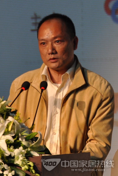 玻璃先生廖仲明：玻璃艺术，无法替代的浪漫制品