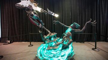 上海英雄联盟人物玻璃钢彩绘雕塑制作
