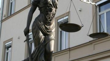 正义女神利剑天平雕塑法律景观摆件