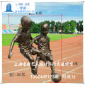 校园小孩踢球雕塑铸铜绘画人场景