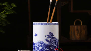 青花牡丹陶瓷笔筒订做，办公笔筒印制书法文字