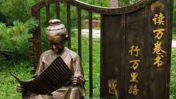 浙江校园草坪小孩读书雕塑 树脂仿铜写字人物摆件