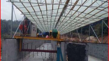 粪便翻堆机翻抛机用于养猪场环保环境整改治理工程