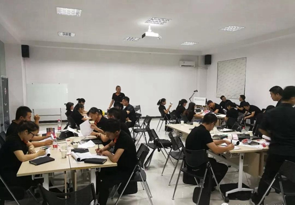 欧哲商学院第十四期“雏鹰行动”精英导购训练圆满结束 欧哲商学院第十四期“雏鹰行动”精英导购训练圆满结束