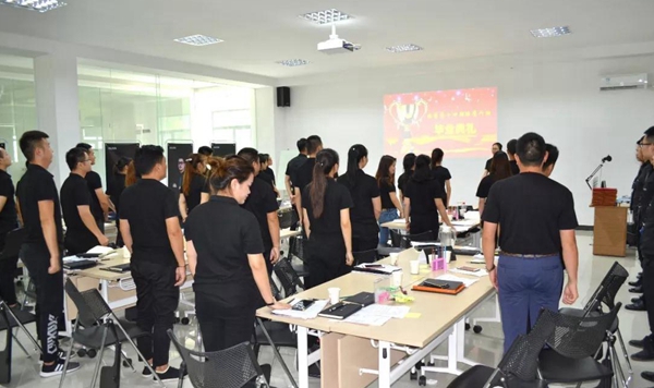 欧哲商学院第十四期“雏鹰行动”精英导购训练圆满结束 欧哲商学院第十四期“雏鹰行动”精英导购训练圆满结束