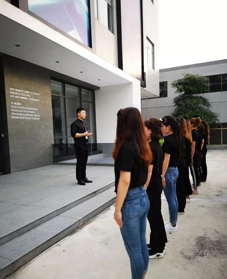 欧哲商学院第十四期“雏鹰行动”精英导购训练圆满结束 欧哲商学院第十四期“雏鹰行动”精英导购训练圆满结束