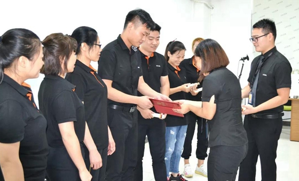 欧哲商学院第十四期“雏鹰行动”精英导购训练圆满结束 欧哲商学院第十四期“雏鹰行动”精英导购训练圆满结束