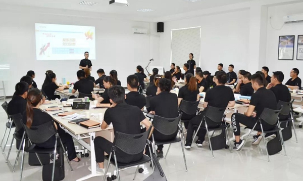 欧哲商学院第十四期“雏鹰行动”精英导购训练圆满结束 欧哲商学院第十四期“雏鹰行动”精英导购训练圆满结束