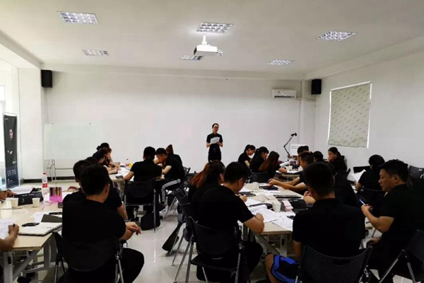 欧哲商学院第十四期“雏鹰行动”精英导购训练圆满结束 欧哲商学院第十四期“雏鹰行动”精英导购训练圆满结束
