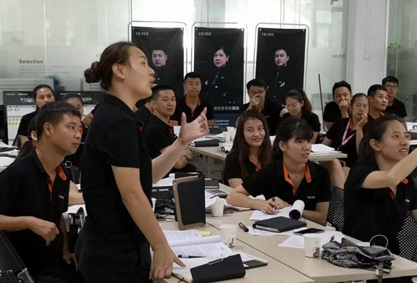 欧哲商学院第十四期“雏鹰行动”精英导购训练圆满结束 欧哲商学院第十四期“雏鹰行动”精英导购训练圆满结束