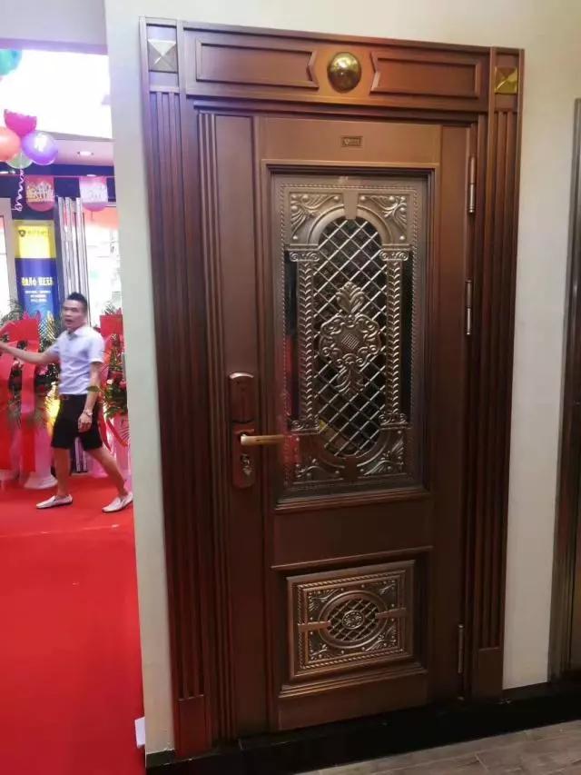 盾卫士仿古铜门广州南岸路店隆重开业，装修豪华，精品荟萃！
