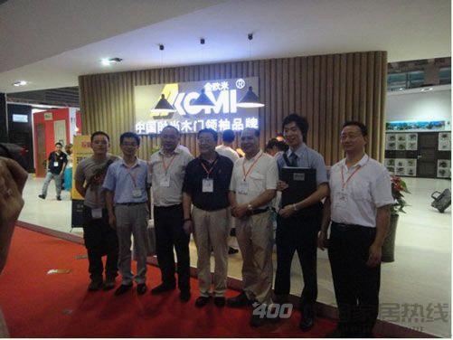金欧米木门建博进行时  协会会长颁发双奖