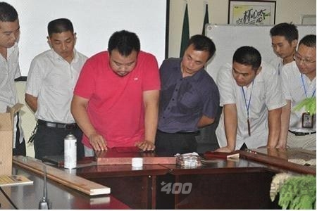 千川木门组织油漆修复培训 学员惊叹老师神奇修复技术 千川木门组织油漆修复培训 学员惊叹老师神奇修复技术