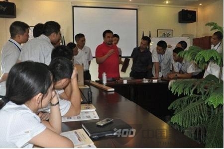 千川木门组织油漆修复培训 学员惊叹老师神奇修复技术 千川木门组织油漆修复培训 学员惊叹老师神奇修复技术