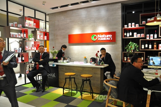 经销商参观大自然木门2013年标准门店