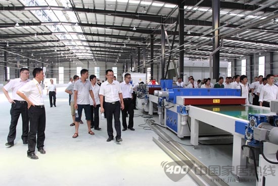 大自然木门战略经销商参观泰州新工厂