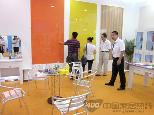 孟氏圣洛蒂家具首次亮相专业家具展 