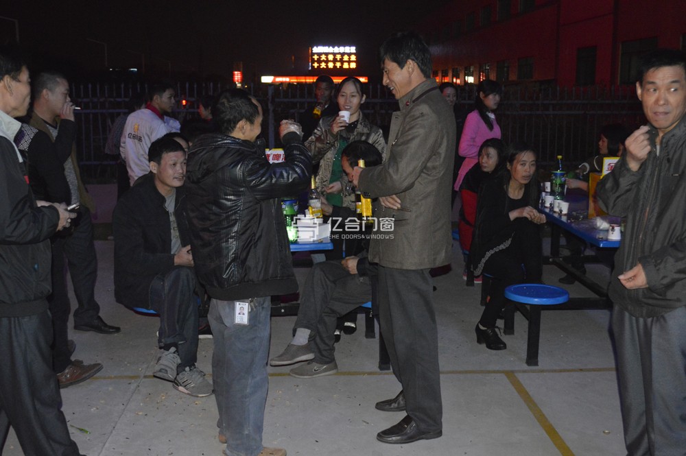 分享快乐 传递祝福：亿合门窗员工生日烧烤晚会温情上演！