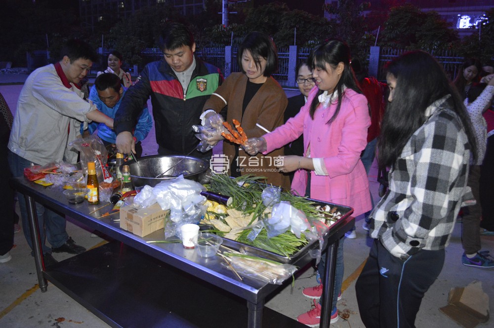 分享快乐 传递祝福：亿合门窗员工生日烧烤晚会温情上演！