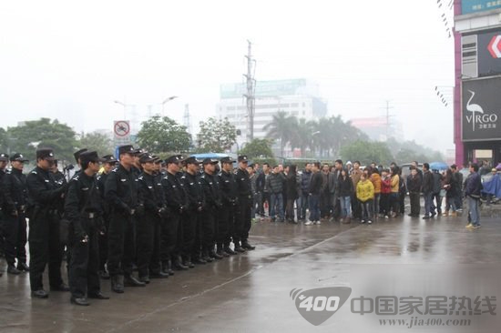 佛山意美家涨租遭抗议 协调涨租与租户关系成卖场当务之急 意美家门口警卫森严
